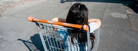 Les Français veulent devenir moins consuméristes Fille de dos dans un caddie