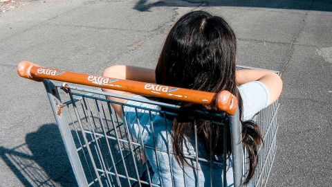 Fille de dos dans un caddie