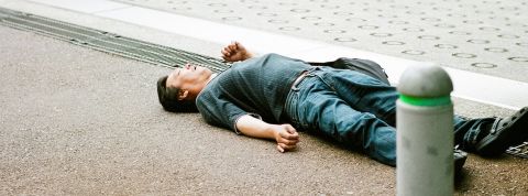 Les lobbies de l'alcool et le damp Januarye damp Un homme asiatique ayant trop bu dort en pleine journée à même la rue