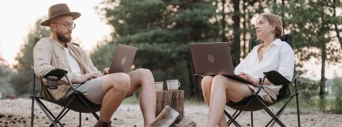 Le télétravail en 2023 Un homme et une femme en télétravail les pieds dans le sable