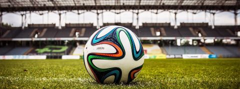 Twitter en décembre 2022 : Coupe du monde en 1 Un ballon de foot sur terrain de foot