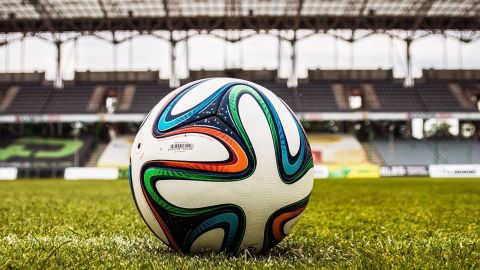 Un ballon de foot sur terrain de foot