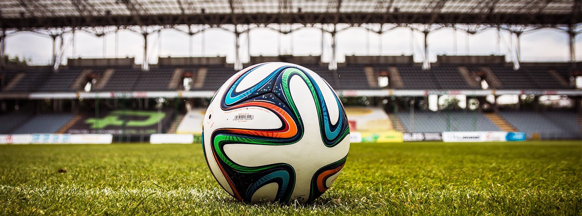 Un ballon de foot sur terrain de foot