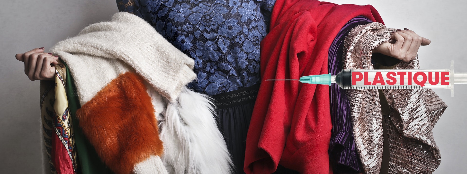 Des vêtements synthétiques et une seringue sur laquelle est écrit  - plastiqeu - 