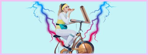 Sommes-nous de retour dans les années 80 ? Une femme fait du vélo d'appartement sur fond bleu