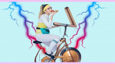 Une femme fait du vélo d'appartement sur fond bleu