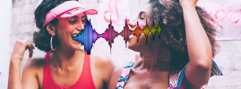 VALL-E La nouvelle IA de Microsoft peut simuler la voix de n'importe qui avec 3 secondes d'audio 2 femmes face à face, avec des ondes audios passant de l'une à l'autre