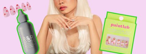 Walmart séduit la genZ avec des produits de beauté Uen jeune femme aux ongles vernis argent et des faux ongles vendus chez Walmart