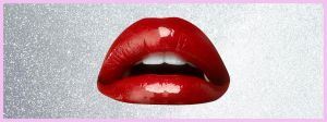 Une bouche rouge sur fond argenté