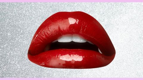 Une bouche rouge sur fond argenté