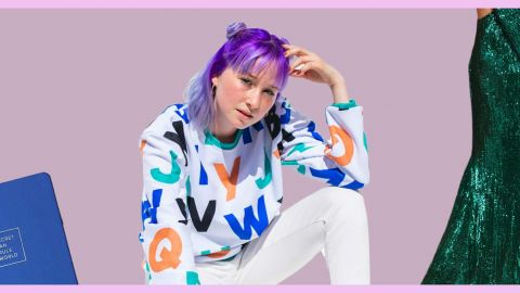 Sur fond rose, une jeune fille avec des cheveux violets