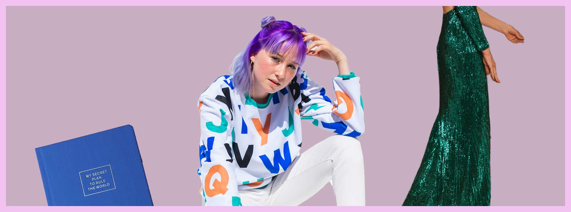 Sur fond rose, une jeune fille avec des cheveux violets