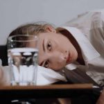 Jeune fille affalée sur une table