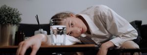 Jeune fille affalée sur une table