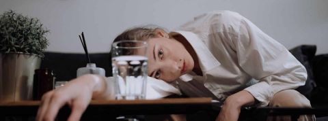 Plus de jeunes consomment de la drogue pour « échapper à des problèmes » que pour s'amuser Jeune fille affalée sur une table