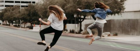 Sur un marché du travail en tension, quelles sont les nouvelles attentes des salariés ? Deux femme de dos sautant de joie dans la rue