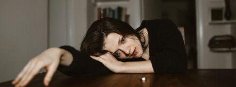 En 2022, une personne sur cinq se sent régulièrement seule Femme seule la tête posée sur une table