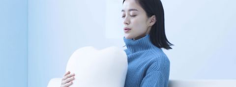 Le meilleur du pire des gadgets du CES Une femme serrant un robot-coussin