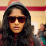 Une jeune fille portant des lunettes noires