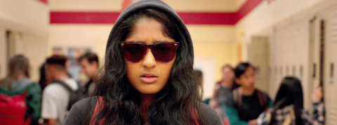 C'est quoi le - social fitness - ? Une jeune fille portant des lunettes noires