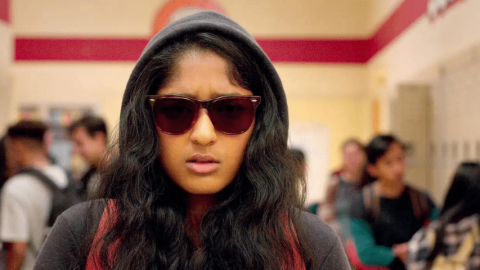 Une jeune fille portant des lunettes noires