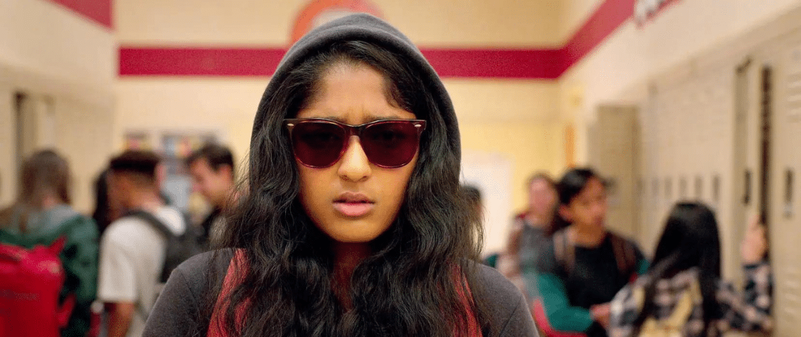Une jeune fille portant des lunettes noires