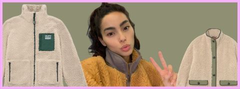 C'est quoi le style gorpcore ? Une fille portant une polaire sur fond vert