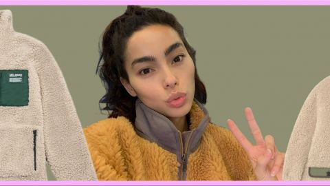 Une fille portant une polaire sur fond vert