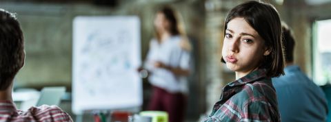 Pour endiguer la réunionite, Shopify prend une décision radicale : supprimer définitivement toutes les réunions récurrentes avec plus de deux personnes Femme en reunion lassée