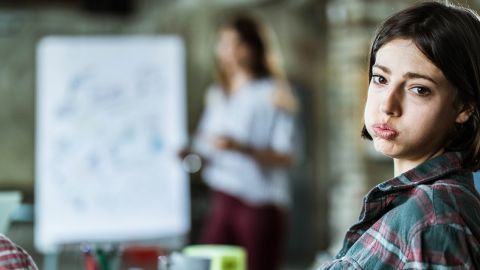Femme en reunion lassée