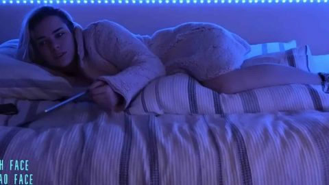 Le stream sleep Jeune femme sur son lit