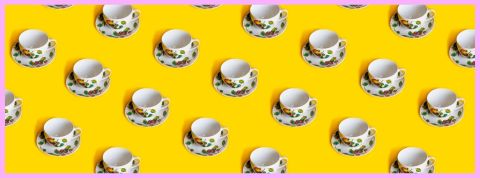 Que disent de nous nos matins ? Des tasses à café sur fond jaune