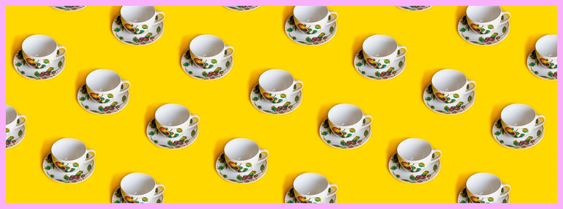Des tasses à café sur fond jaune