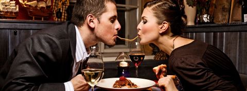 4 grandes tendances qui marqueront 2023 et qui auront un impact sur l'industrie agroalimentaire et la restauration. Couple partage un seul brin de pâtes pour le dîner