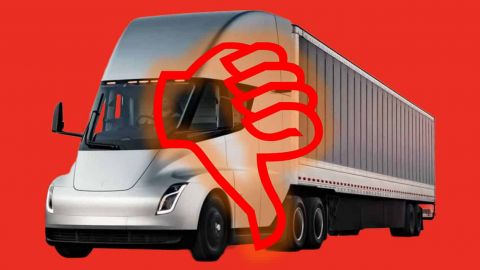 Le camion Tesla Semi recouvert d'un pouce baissé sur fond rouge