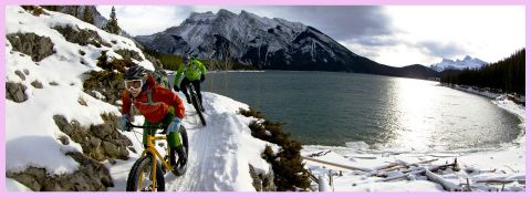 Comment la Suède démocratise l'accès aux loisirs Des gens à vélo dans une montagne