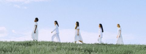 Des marques cosmétiques ensemble contre le plastique 5 filles dans la nature