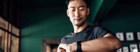 Les Français et les applications de santé Un homme regarde sa montre