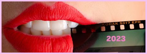 Les mots de 2023 Bouche rouge et négatif photo avec 2023 inscrit dessus