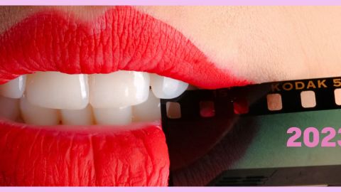 Bouche rouge et négatif photo avec 2023 inscrit dessus