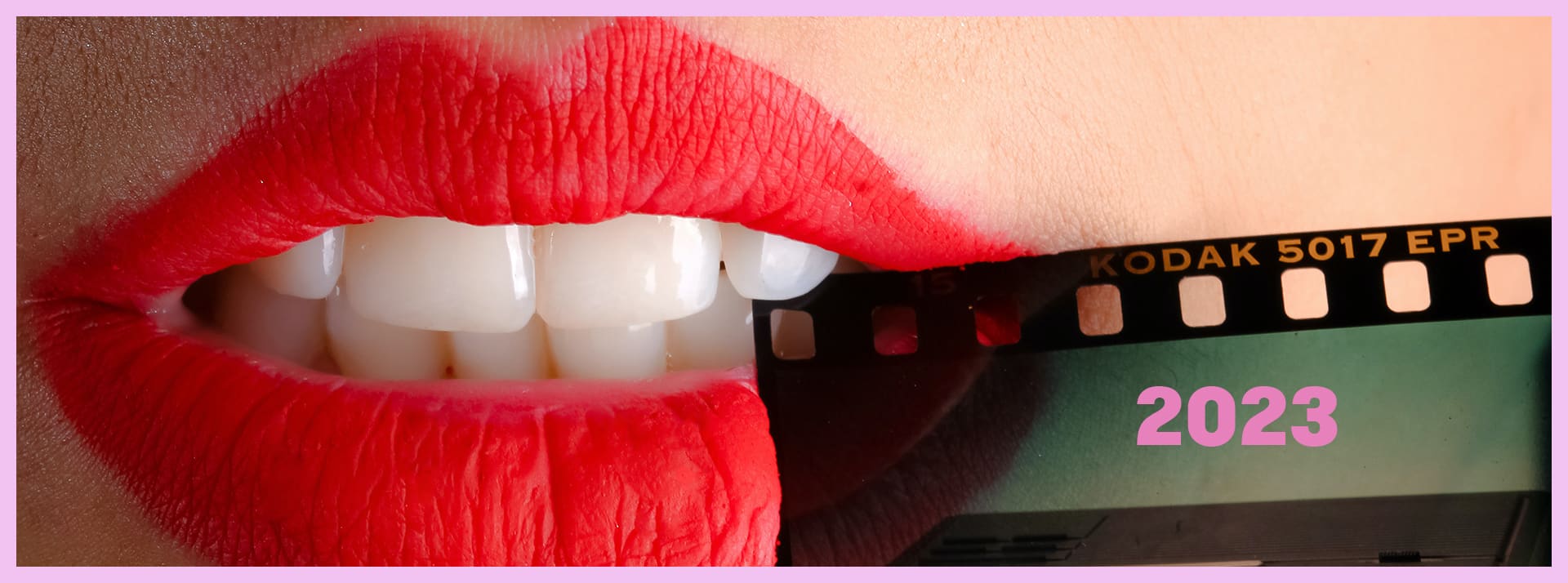 Les mots de 2023 Bouche rouge et négatif photo avec 2023 inscrit dessus