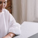 Femme senior devant son ordi