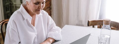 Difficile pour les séniors de retrouver du travail Femme senior devant son ordi