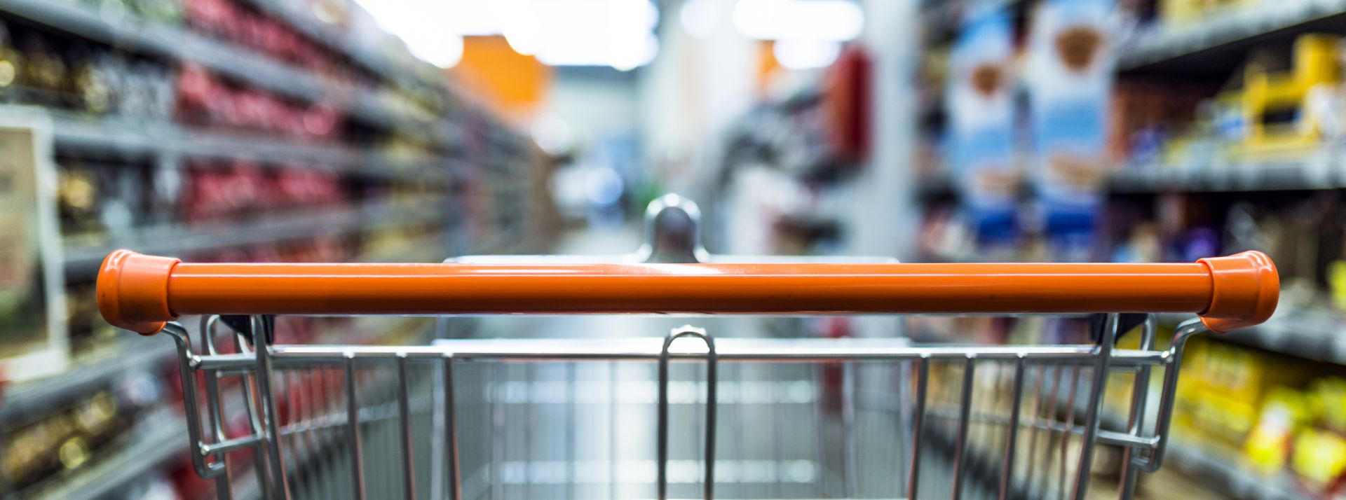 Fast shopping focus sur un caddie dans un supermarché