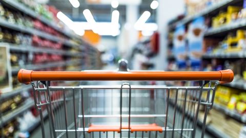 focus sur un caddie dans un supermarché