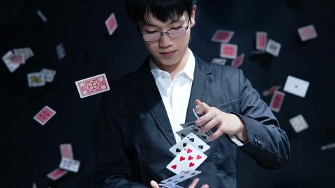 Un magicien fait un tour de cartes