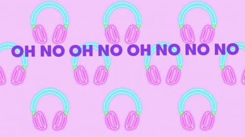 Les mèmes audios ont envahi TikTok et Twitch Un casque répété sur un fond rose