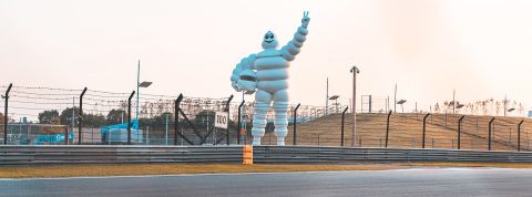 Une nouvelle géographie industrielle Un grand bonhomme Michelin au bord d'un route