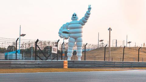 Un grand bonhomme Michelin au bord d'un route