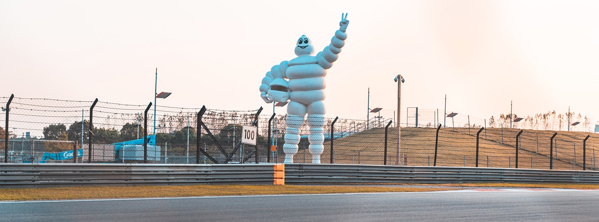 Un grand bonhomme Michelin au bord d'un route